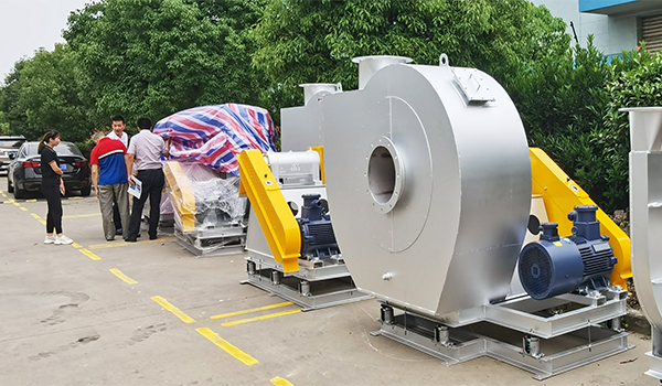 王經理在高壓助燃風機出貨現場驗收 王經理在高壓助燃風機出貨現場驗收